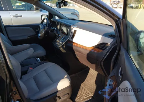 2017 Toyota Sienna Limited Premium 7 Passenger z USA, uszkodzony, nr VIN 5TDDZ3DC8HS147513